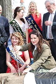 Spargelanstich mit Spargelkönigin Lena I. und Ministerin Michaela Kaniber am 12.04.2018 (©Foto: Martin Schmitz)